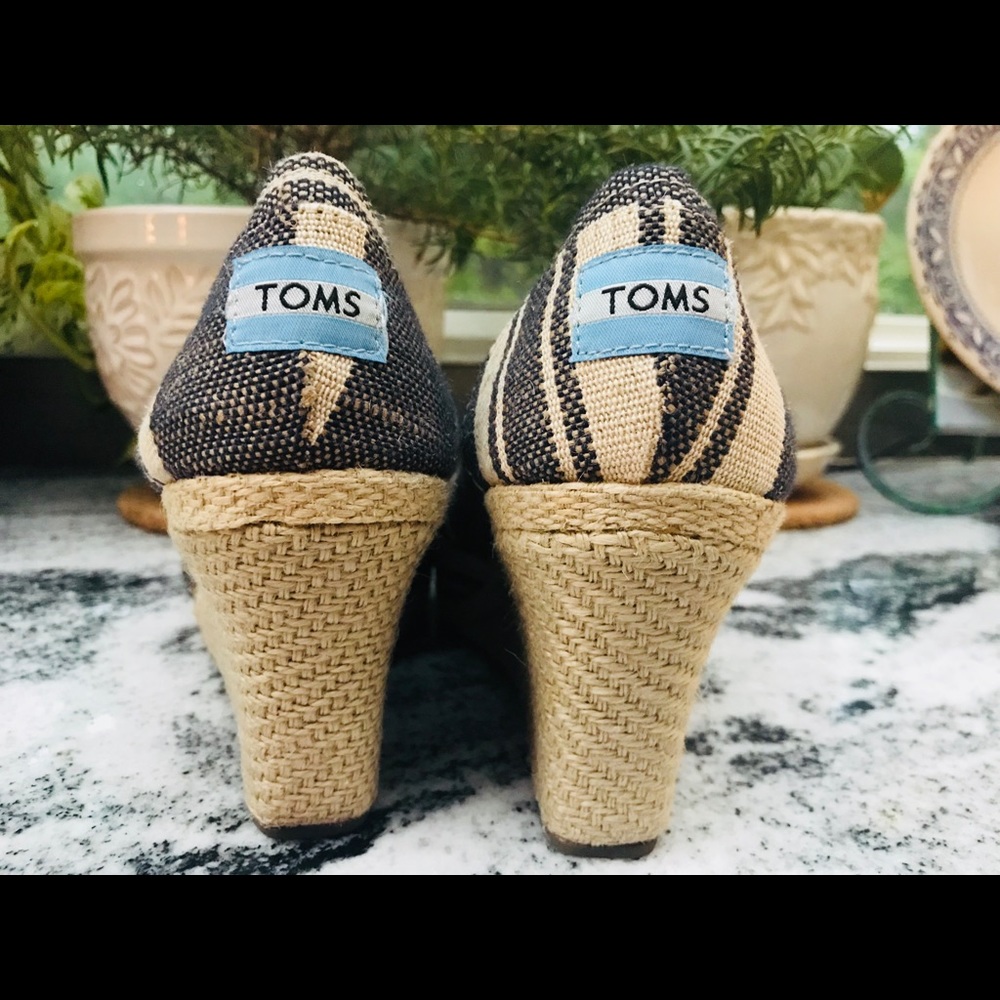TOMS wedges, excellent condition, size 9 W